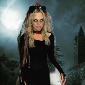 Halloween je můj oblíbený svátek, takže se přípravou kostýmu zabývám skoro tak jako Heidi Klum ;-) Bílé kontaktní čočky cestou na party pomohly dost vyděsit. Kupodivu dospělé víc než děti.