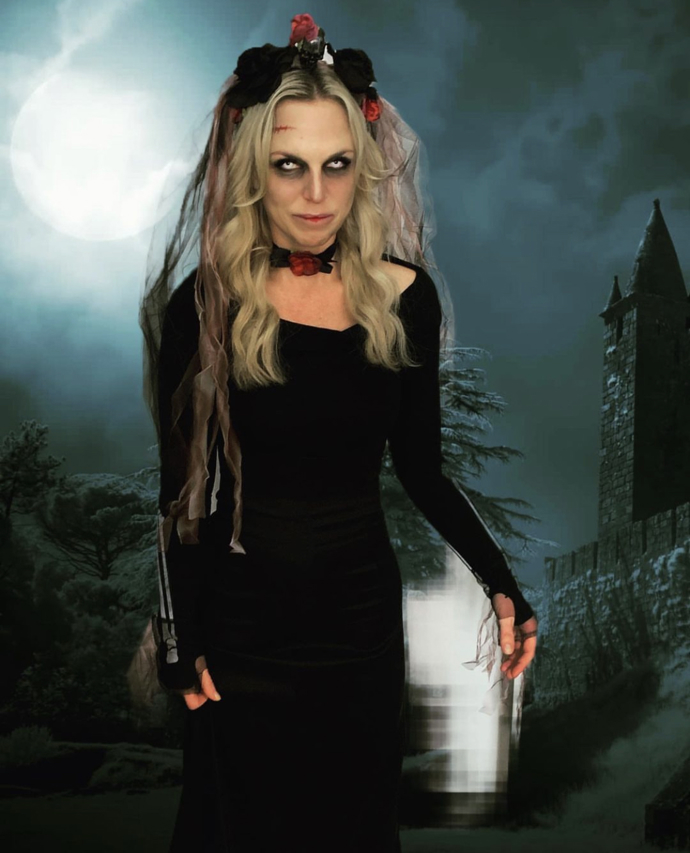 Halloween je můj oblíbený svátek, takže se přípravou kostýmu zabývám skoro tak jako Heidi Klum ;-) Bílé kontaktní čočky cestou na party pomohly dost vyděsit. Kupodivu dospělé víc než děti.