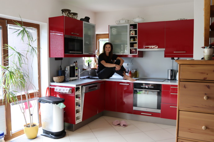 Kuchyně Hanky Kynychové je zase dominantním prvkem přízemí rodinného domku.