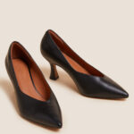 Klasické černé lodičky z měkké kůže na pohodlném podpatku, Marks&Spencer, 2299 Kč