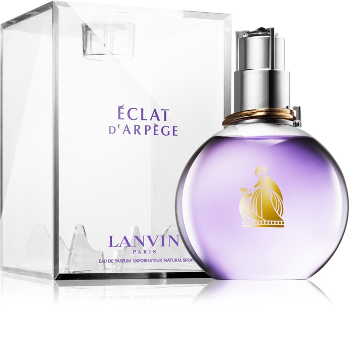 Hlava parfému Lanvin Eclat obsahuje sicilský citrón a lístky zeleného šeříku. To je v srdci podpořeno lístky zeleného čaje, květy broskve a vistérie i červené pivoňky. Marionnaud, 1365 Kč/100 ml