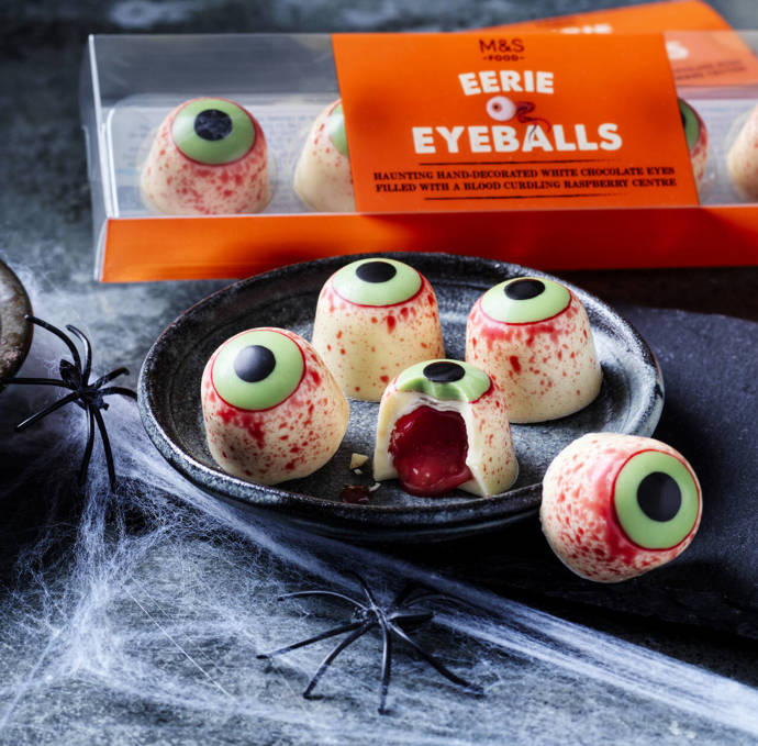 Oči z bílé čokolády plněné višňovým krémem, dokonalá sladkost i dekorace na halloweenský stůl. Marks&Spencer, 119,90 Kč