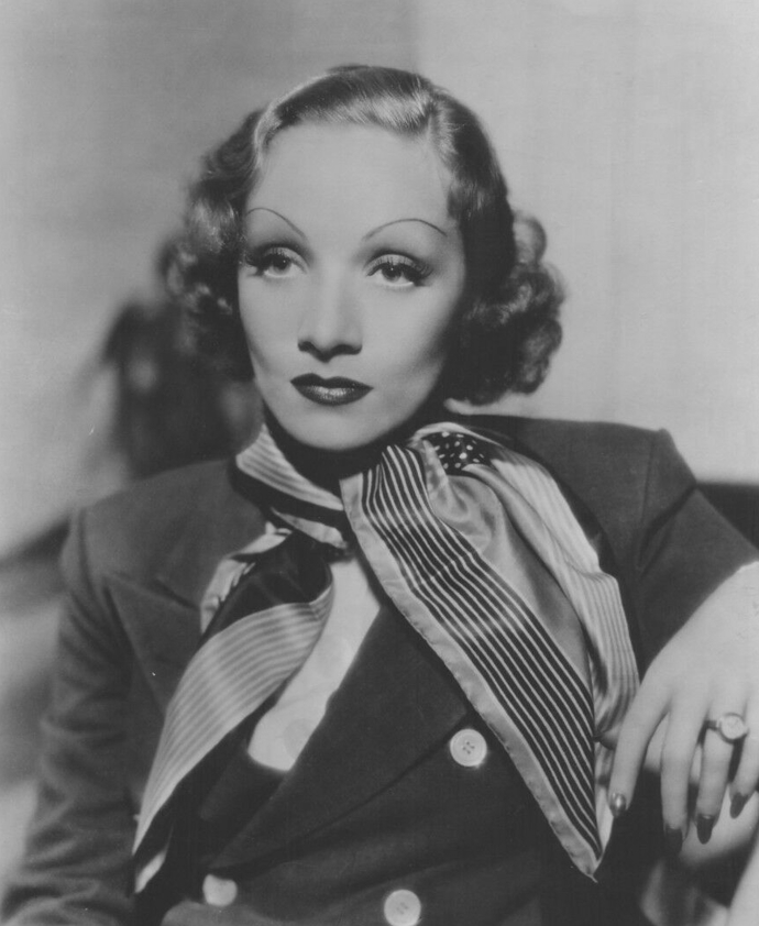 Herečka Marlene Dietrich: „Průměrný muž má větší zájem o ženu, která se zajímá o něj, než o ženu - jakoukoliv ženu - s krásnýma nohama."