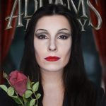 Look stačí doplnit o dlouhé černé šaty a případně černou paruku a zazáříte tak na každé halloweenské párty.