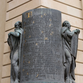 Na počest Národního výboru, v němž Kramář působil, byla na Obecním domě umístěna pamětní deska.