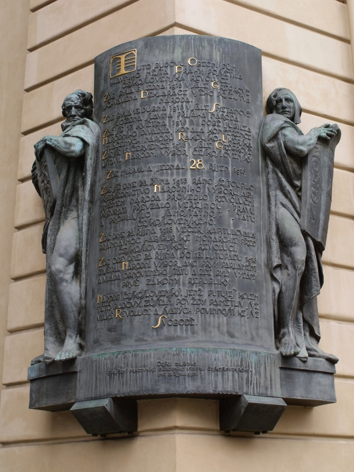 Na počest Národního výboru, v němž Kramář působil, byla na Obecním domě umístěna pamětní deska.