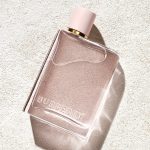 Burrbery Her v sobě snoubí lesní plody s jasmínem a fialkou, které jsou podpořeny suchou ambrou a pižmem. Sephora, 1590 Kč/30 ml
