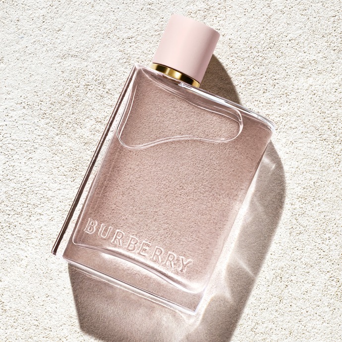 Burrbery Her v sobě snoubí lesní plody s jasmínem a fialkou, které jsou podpořeny suchou ambrou a pižmem. Sephora, 1590 Kč/30 ml
