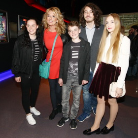 Herečka Lucie Benešová vychovává s manželem Tomášem Matonohou dceru Lauru a syna Štěpána. Její prvorozený syn Lucián ze vztahu s Filipem Blažkem se už osamostatnil a adoptovaná dcera Sára se dokonce sama stala maminkou. Před rokem se jí narodila dcera Melánie, a z Lucie tak udělala babičku.