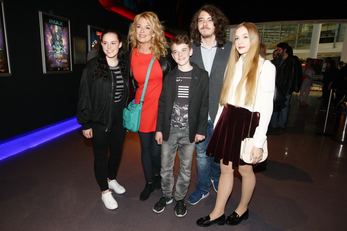 Herečka Lucie Benešová vychovává s manželem Tomášem Matonohou dceru Lauru a syna Štěpána. Její prvorozený syn Lucián ze vztahu s Filipem Blažkem se už osamostatnil a adoptovaná dcera Sára se dokonce sama stala maminkou. Před rokem se jí narodila dcera Melánie, a z Lucie tak udělala babičku.