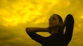 Nora (24): V mém snu se babička snažila někoho vyhrabat z hrobu. Šokovalo mě, když se to samé stalo na strýcově pohřbu