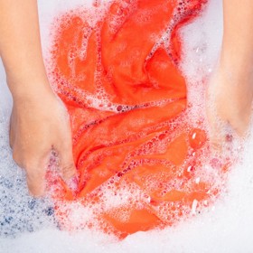 Hedvábí doporučujeme prát ručně. Ale prádlo, které pouští barvu, raději nechte ošetřit profesionálům.