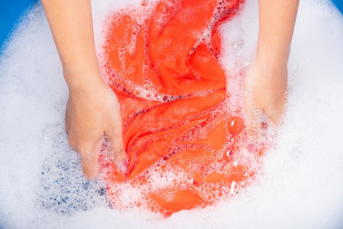 Hedvábí doporučujeme prát ručně. Ale prádlo, které pouští barvu, raději nechte ošetřit profesionálům.