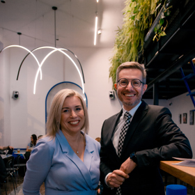 Danuše Nerudová ve světle modrých šatech LEEDA na akci s manželem Robertem. 