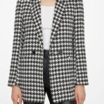 Černobílé lehce oversize sako od Anine Bing je trefou nejen do černého, ale i bílého. 12 200 Kč