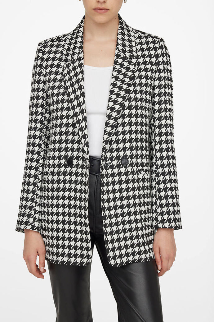 Černobílé lehce oversize sako od Anine Bing je trefou nejen do černého, ale i bílého. 12 200 Kč