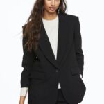 Pokud je vám bližší vyrazit v obleku než v šatech, i to je možné. Černé sako, H&M, 999 Kč