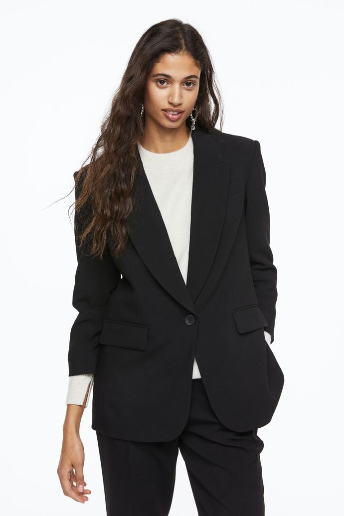 Pokud je vám bližší vyrazit v obleku než v šatech, i to je možné. Černé sako, H&M, 999 Kč
