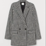 Černobílý blejzr nabízí také oblíbená značka H&M. 999 Kč