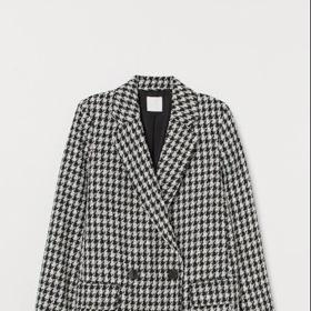 Černobílý blejzr nabízí také oblíbená značka H&M. 999 Kč