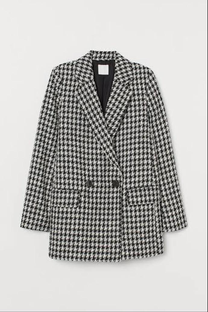 Černobílý blejzr nabízí také oblíbená značka H&M. 999 Kč