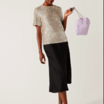 Elegantní černá sukně ze splývavého saténu vytváří lichotivou siluetu. Marks&Spencer, 1299 Kč