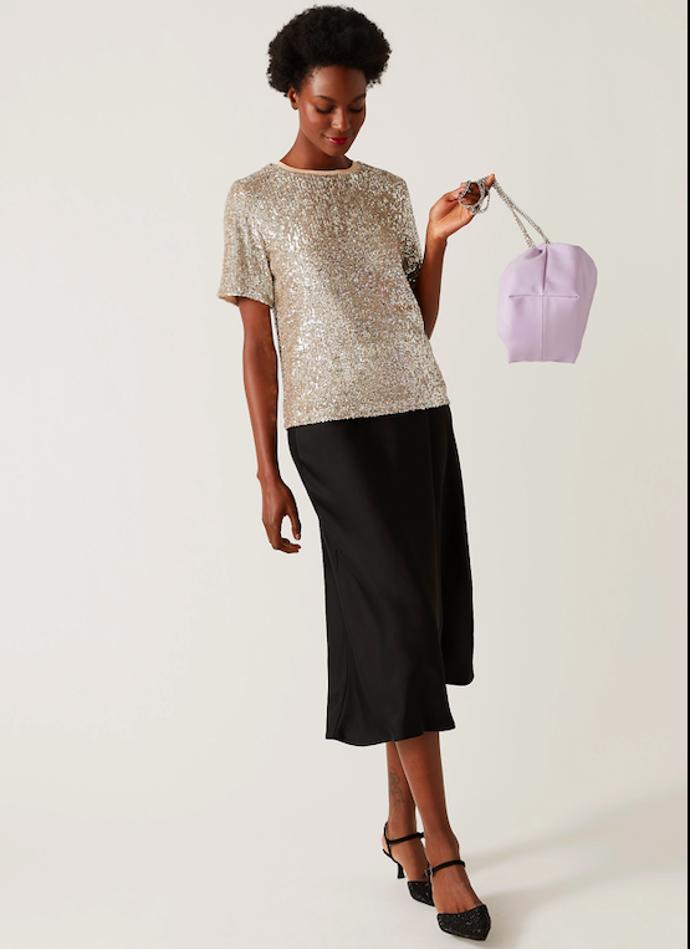 Elegantní černá sukně ze splývavého saténu vytváří lichotivou siluetu. Marks&Spencer, 1299 Kč