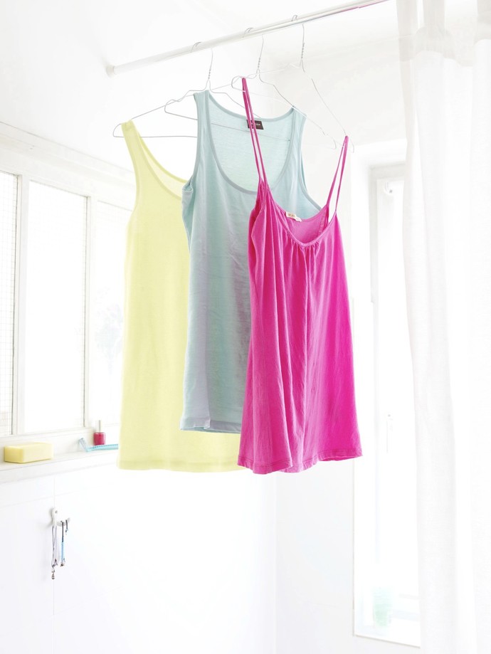 Hedvábí ideálně nechte uschnout na ramínku, ne však na přímém slunci, aby nevybledlo.