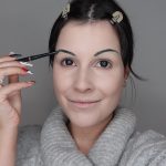 Před líčením jsem svoje obočí zakryla pomocí lepidla a make-upu, abych si mohla překreslit obočí nové, které by se více podobalo tomu Morticiinu. Základem je velmi světlý make-up, který jsem houbičkou nanesla na celý obličej. Následovalo překreslení obočí nejprve pomocí černé tužky. Pro jeho realističtější a výraznější vzhled jsem ho dokreslila ještě fixou na obočí.