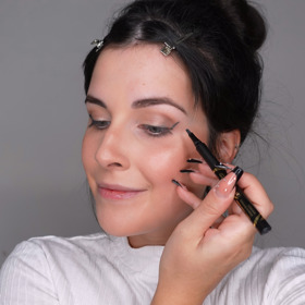 Začněte linkou ve vnějším koutku oka. Doporučuji se dívat rovně před sebe a nelíčit na zavřeném oku. Lépe odhadnete, kde začít, aby linka nebyla zlomená. 