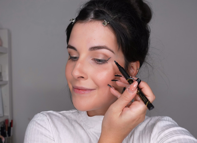 Začněte linkou ve vnějším koutku oka. Doporučuji se dívat rovně před sebe a nelíčit na zavřeném oku. Lépe odhadnete, kde začít, aby linka nebyla zlomená. 