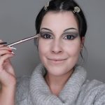 Pro stínování očí jsem použila především šedé a černé stíny, abych vytvořila dramatické líčení. Nebojte se stíny vytáhnout až k nově nakreslenému obočí. Korektorem jsem potom opticky zvětšila oční víčko pomocí techniky cut crease a nanesla na něj světlý perleťový stín. 