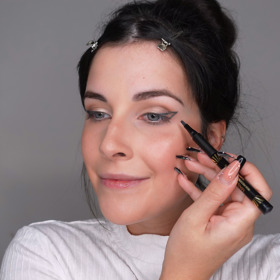 Dalším tahem vytvořte pomyslný trojúhelník a spojte ho s již načrtnutou linkou. 