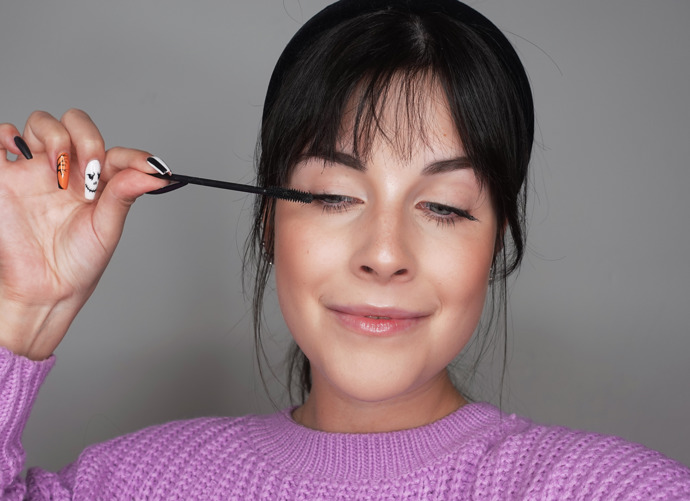 Řasy, které se lehce slepily, oddělte pomocí čistého kartáčku od vypotřebované řasenky.