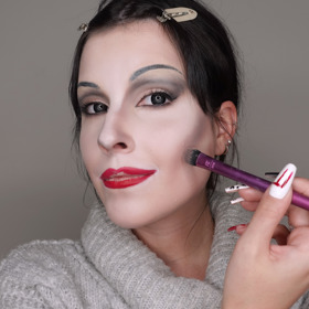 Velmi důležitou částí tohoto make-upu je samozřejmě konturování, ke kterému jsem použila bílou krémovou barvu, abych celý obličej ještě více zesvětlila. Tmavě šedým stínem jsem potom vykonturovala obličej podle Morticie, pro kterou jsou velmi charakteristické třeba vystouplé lícní kosti. 
Třešničkou na dortu jsou rudé rty, které jsem nejprve orámovala konturkou a následně vybarvila výraznou rudou rtěnkou. 