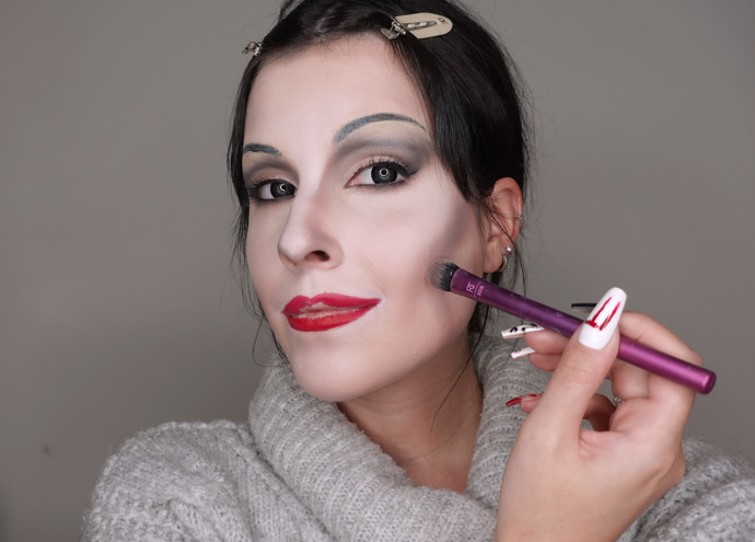 Velmi důležitou částí tohoto make-upu je samozřejmě konturování, ke kterému jsem použila bílou krémovou barvu, abych celý obličej ještě více zesvětlila. Tmavě šedým stínem jsem potom vykonturovala obličej podle Morticie, pro kterou jsou velmi charakteristické třeba vystouplé lícní kosti. 
Třešničkou na dortu jsou rudé rty, které jsem nejprve orámovala konturkou a následně vybarvila výraznou rudou rtěnkou. 