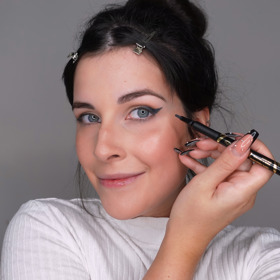 Trojúhelník teď zbývá vybarvit, zdokonalit tvar linky a dotáhnout ji na všech místech. Jelikož už vidíme její tvar, v téhle fázi už můžete klidně pracovat na zavřeném oku. 