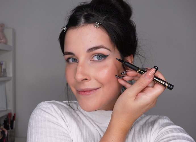 Trojúhelník teď zbývá vybarvit, zdokonalit tvar linky a dotáhnout ji na všech místech. Jelikož už vidíme její tvar, v téhle fázi už můžete klidně pracovat na zavřeném oku. 