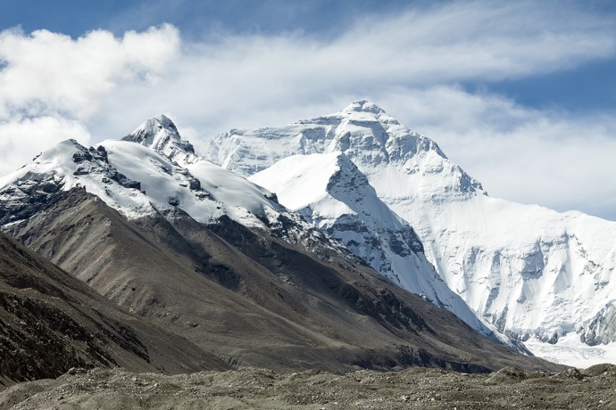 Beck Weathers se na Mout Everest vydal v květnu roku 1996. Nebyl sám, avšak při sestupu z hory se strhla prudká bouře. Náhlý poryv větru ho srazil do sněhové závěje. Všichni si mysleli, že ve skutečnosti spadl z hory. Hledali ho dvakrát, ale bez úspěchu. Když se pak ukázal v jednom táboře se zčernalými omrzlinami na obličeji a rukou, byli všichni v šoku.