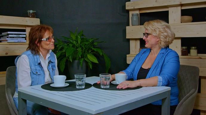 Olga Matušková přidává do bramborového salátu jablko.