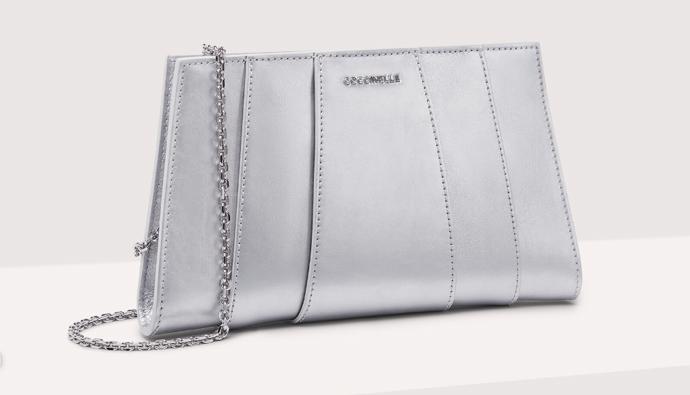 Na večer je decentní psaníčko nutností. Nepraktické, ale tak krásné. Coccinelle, 295 eur