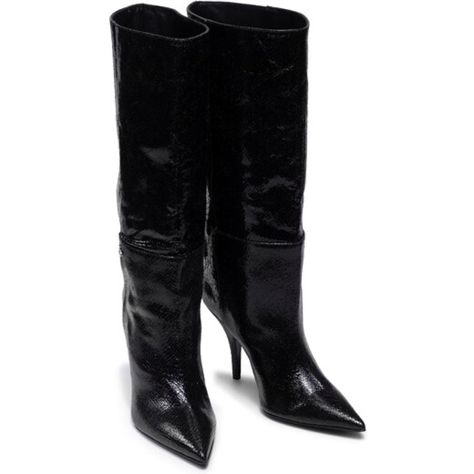 Černé kožené kozačky jsou klasika. Zvláště tyto s nižším jehlovým podpatkem a ostrou špičkou. Krása, komfort, kvalita. Patrizia Pepe, 6625 Kč