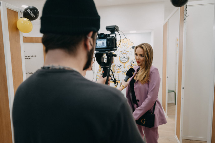 Otevření nové prodejny oblečení využila Lucie jako příležitost vynést do společnost něco nového - a fialová barva jí opravdu sedla!