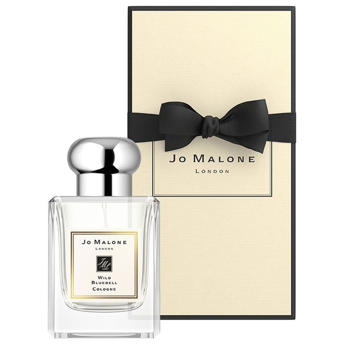 Značku Jo Malone si oblíbila Kate Middleton a našli jsme u ní parfém, který vychází z oblíbených kombinací Diany. Wild Bluebell Cologne v sobě snoubí hřebíček, jasmín, konvalinku, podpořené planou růží, bílým pižmem či pomerančovým květem a kaki. 50 ml této vůně koupíte za 2350 Kč.