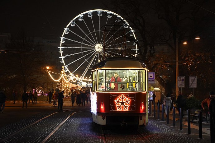 Vánoční tramvaj v Brně.