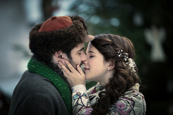 Nakonec se dají dohromady díky zásahu, který opravdu přichází shůry. Na zem totiž spadne skutečná hvězda...