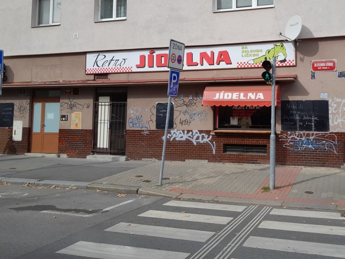 Vyhlášená jídelna sídlí na rohu ulic Budějovická a Za Zelenou liškou.