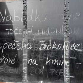 Nabídku dne tvoří několik vzájemně se prolínajících nabídek dne. Co ještě zbylo, to se stejně dozvíte až uvnitř.