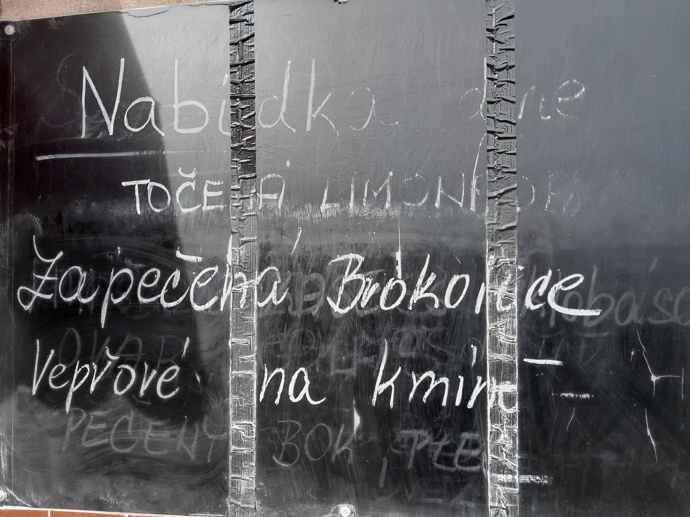 Nabídku dne tvoří několik vzájemně se prolínajících nabídek dne. Co ještě zbylo, to se stejně dozvíte až uvnitř.