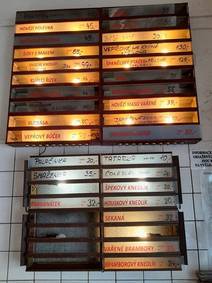 Nejlepší přehled o denním menu nabízí světelná tabule. Jídla, která nejsou podsvícená, se již vyprodala.